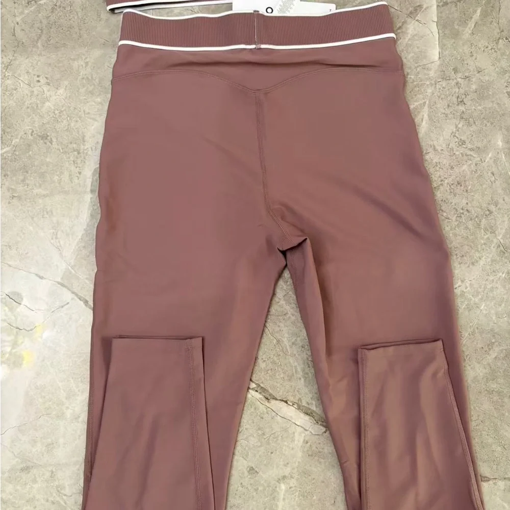 ALO Yoga High-Waist Cargo Leggings in Mauve with White Trim